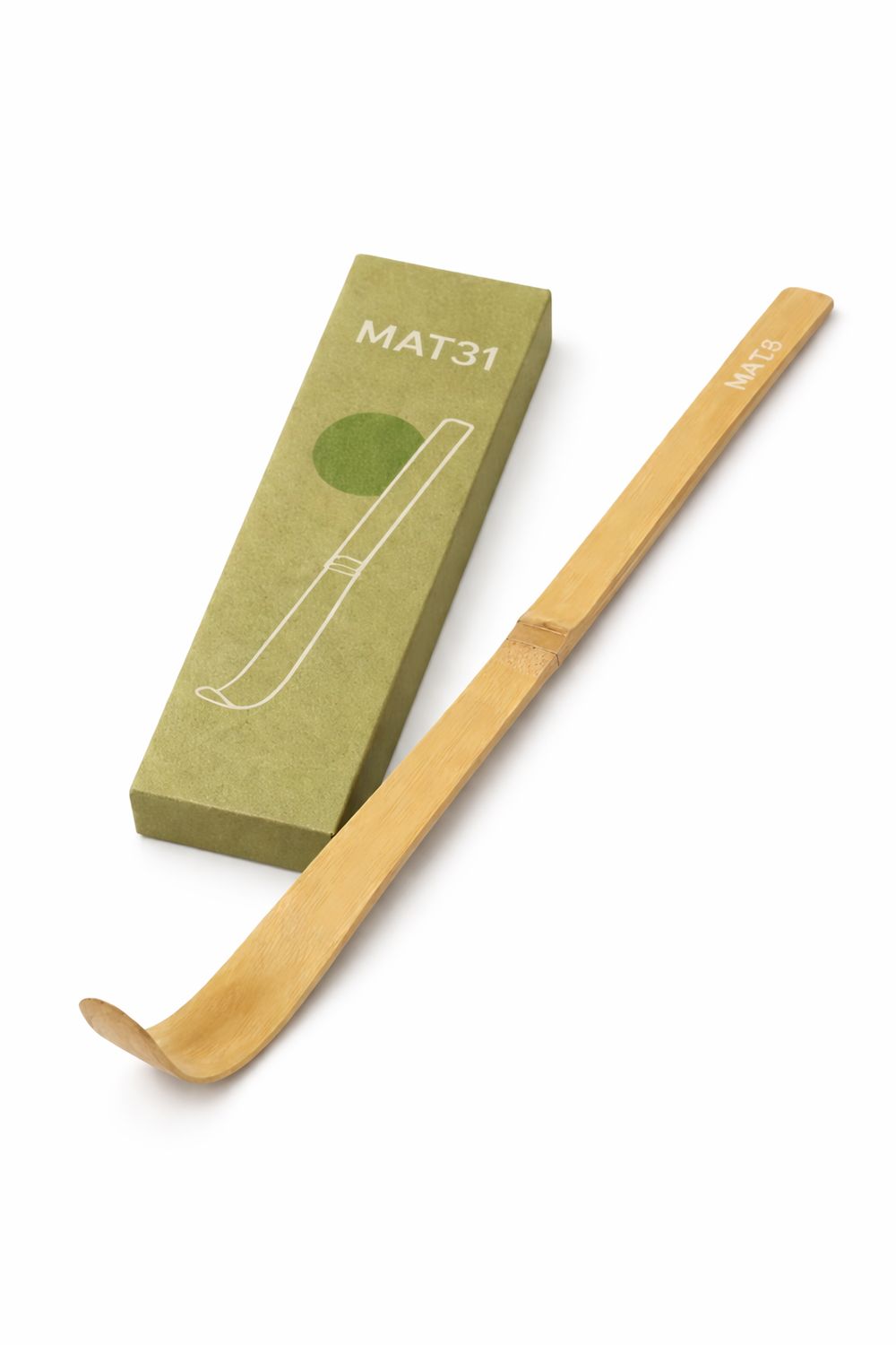 MAT31 bamboe matcha lepel met gebogen uiteinde in natuurlijke houtkleur, in een groene doos.