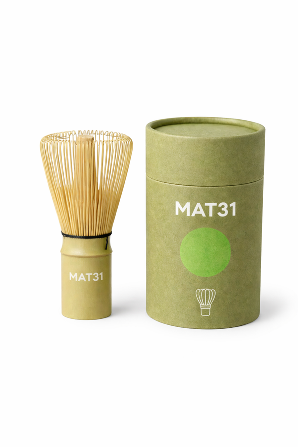 MAT31 bamboe matcha klopper met groene cilindervormige bewaarkoker.