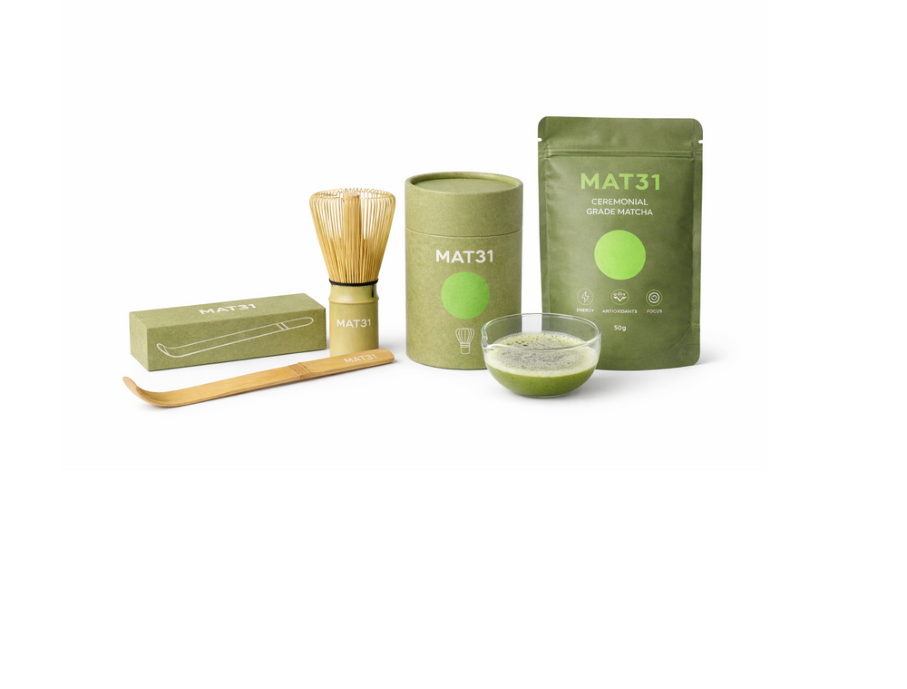 MAT31 Ceremonial Grade Matcha set met bamboe klopper, bamboe lepel, glazen bowl en 50g matcha poeder.