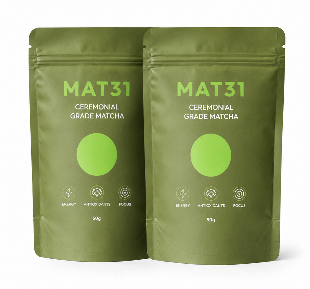 Donkergroene hersluitbare stazak met 100 gram MAT31 Ceremonial Grade Matcha.