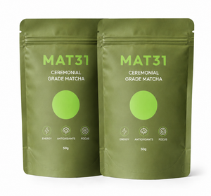 Donkergroene hersluitbare stazak met 100 gram MAT31 Ceremonial Grade Matcha.