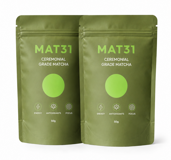 Donkergroene hersluitbare stazak met 100 gram MAT31 Ceremonial Grade Matcha.